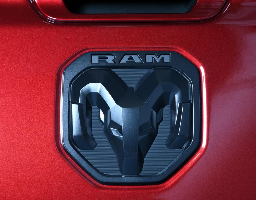 Логотип Ram 1500 Sport Crew Cab (DT) 2018 года  (CA) (фото 7 из 40)